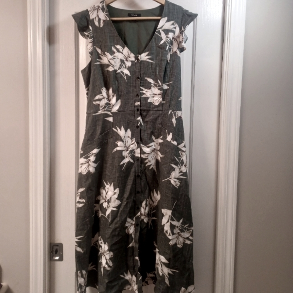 RW&Co green and white floral dress w/flutter sleeves
